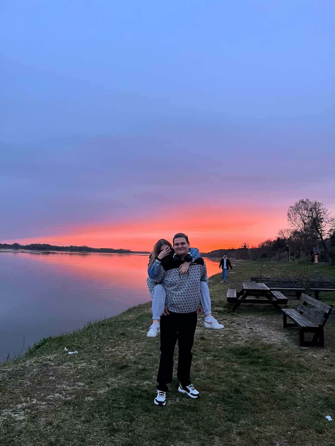 Aleksandra i Dawid o zachodzie słońca